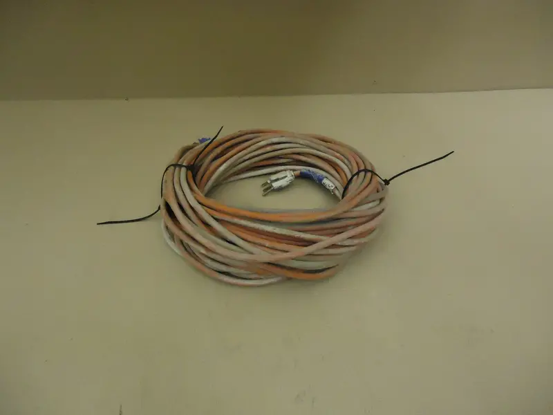 100-Foot Orange & Black Extension Cord – Medium-Duty, Indoor/Outdoor Use – Pre-Owned 1