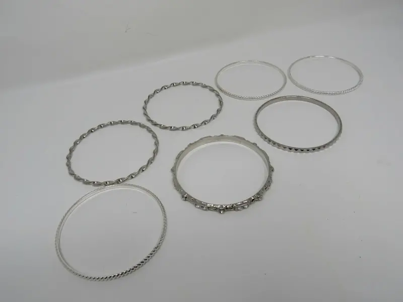7-Piece Silver Bangle Set Featuring Clear Gemstones – Elegant Stackables 1