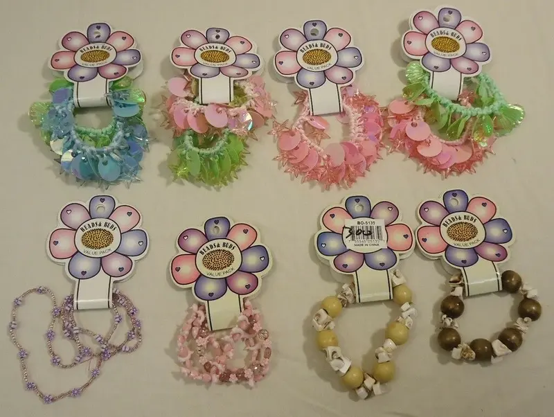 8-Piece Stretchy Bracelet & Hair Accessory Set – Plastic, Wood & Shell Mix 1