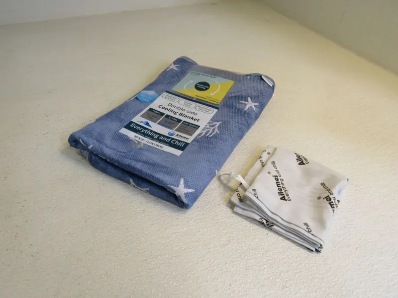Ailemei Ocean-Themed Blue-And-White Cooling Blanket – New 1