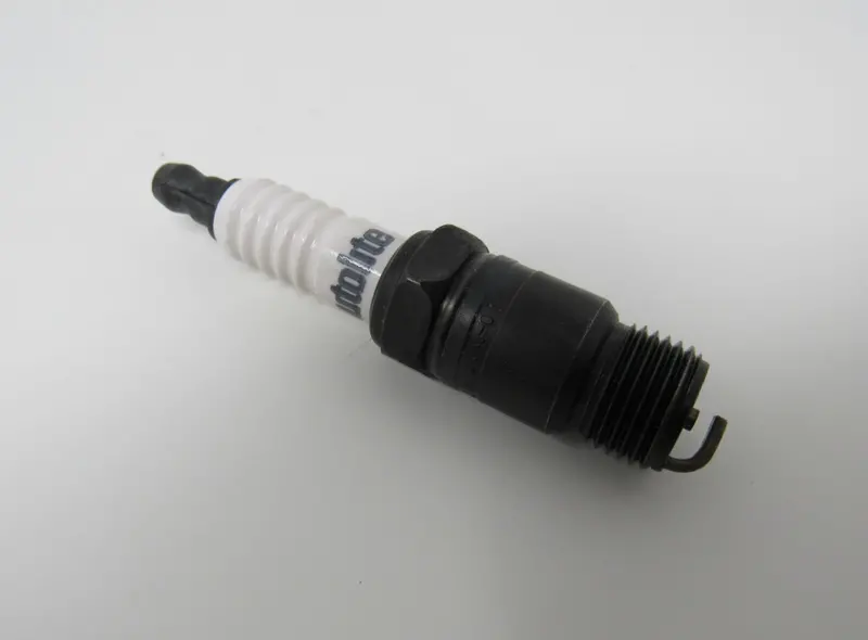 Autolite 685 Copper Core Spark Plug – High-Efficiency Combustion Igniter 1