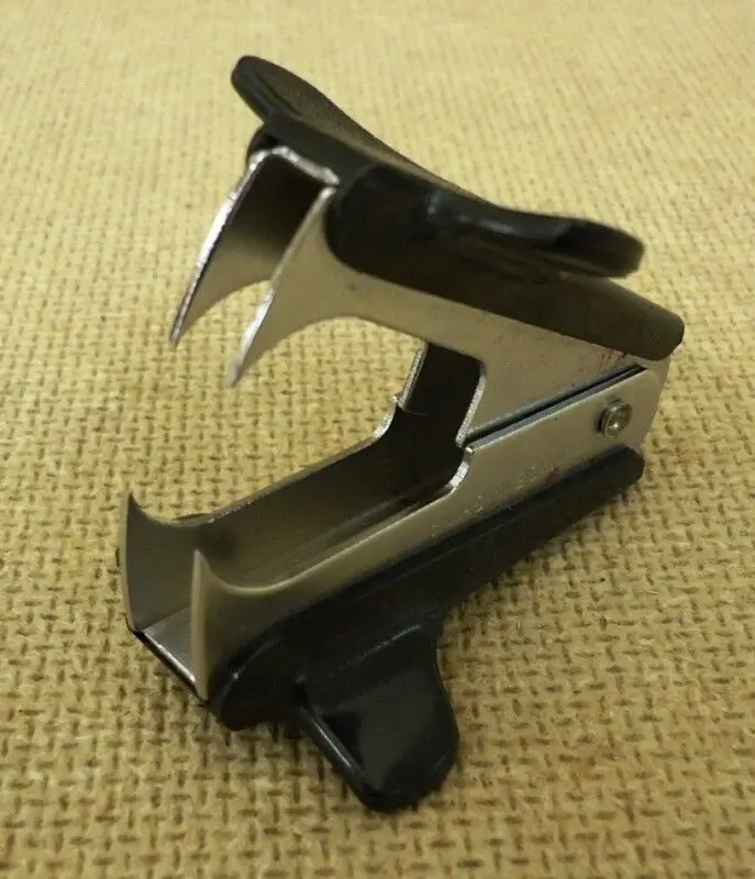 Classic Black Staple Remover – Durable Office Tool For Paper Fasteners 1