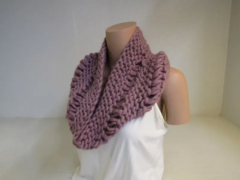 Dusty Rose Drop-Stitch Super-Bulky Merino Cowl – Hand-Knit Textured Neck Warmer 1