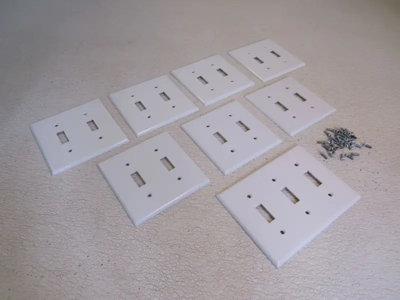 Leviton Dual-Size Switch Cover Plate Set – 8 Pieces, White Finish, Two Dimensions (Used) 1