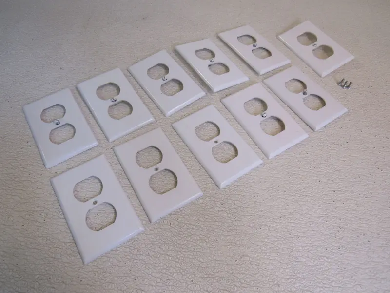 Leviton Standard Outlet Cover Plates – Bundle Of 11 White Decora-Style Plates (Used) 1