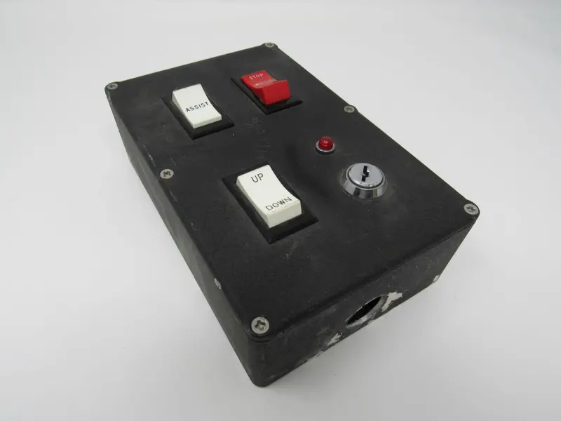 Locking Up/Down Control Enclosure – 7.5 × 5 × 2.5 Inches, Used 1