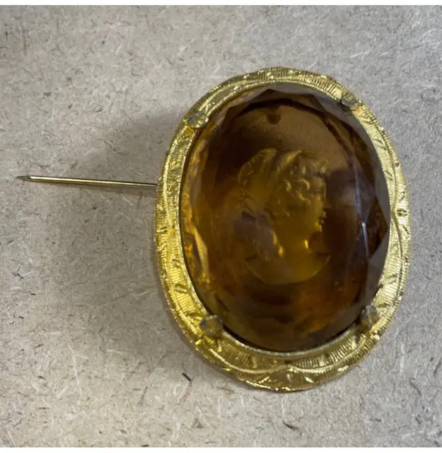 Oval Amber-Etched Cameo Pendant – Vintage-Style Profile In Warm Tones 1