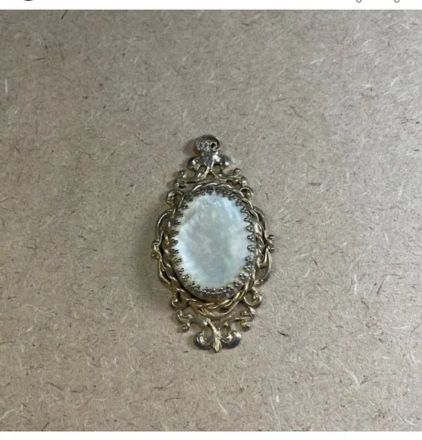 Pearlescent Center Brooch – Gold-Finished Pin Designed For Chain Wear 1