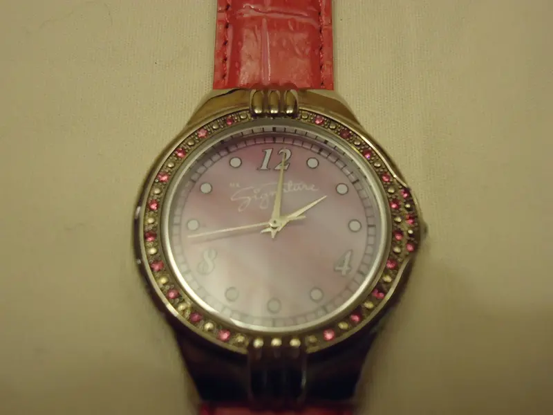 Signature Analog Casual Watch For Women – Pink Leather Strap, Pre-Owned 1