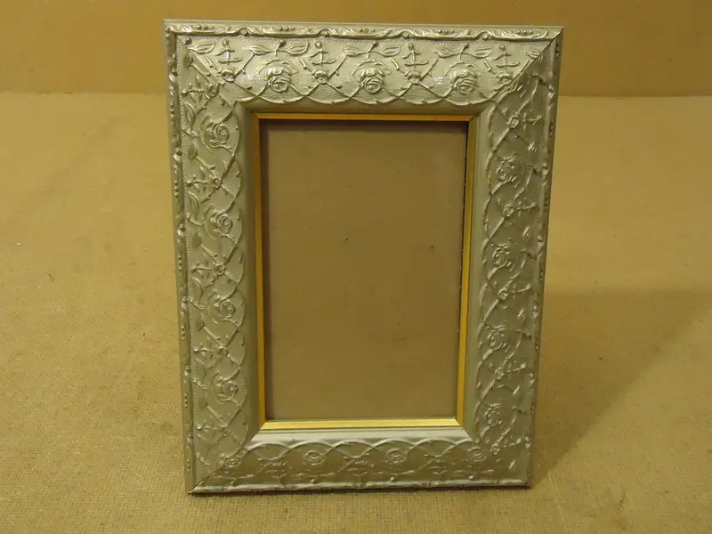 Slim Silver Picture Frame – Holds 6" × 4" Photos, Lightweight Plastic, Modern Gallery Look 1