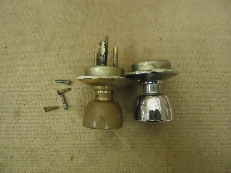 Standard Dual-Finish Door Knob Set – Chrome And Bronze Accents, Metal Construction 1