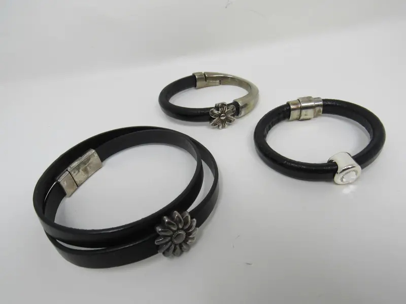 Three-Piece Floral Bangle Set – Black And Silver Flower Motif 1