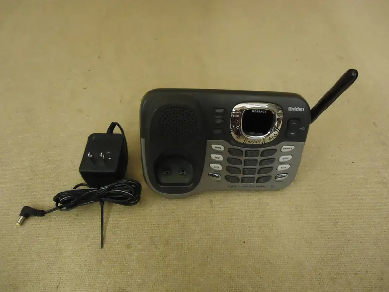 Uniden Dct7585-4 Cordless Phone System – Digital Base With Integrated Answering Machine 1