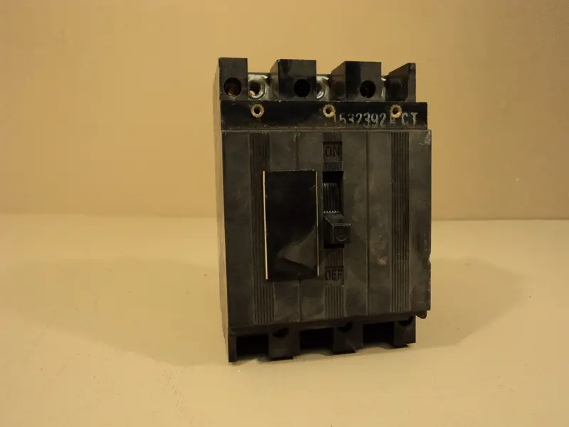 Westinghouse E-7819 3-Pole Circuit Breaker – 125/250Vdc, 240Vac, Heavy-Duty Electrical Protection 1